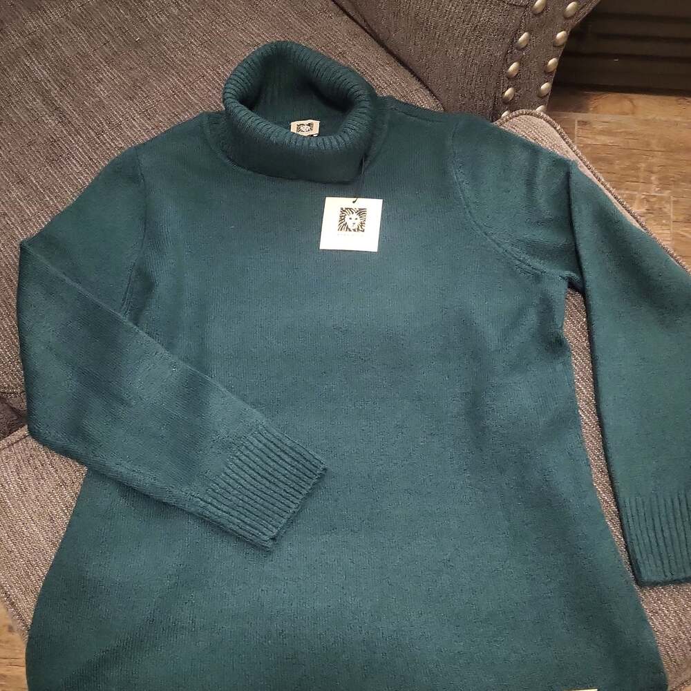 Anne Klein Forest Green Turtleneck Pullover Sweater with Gold Logo Bar